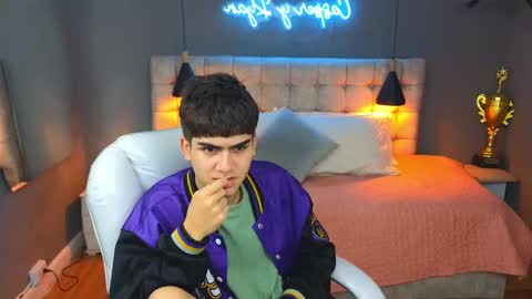 Snapshot of tommy18__ chatting on March 9, 6:50 am Tommy  online show from March 9, 6:50 am