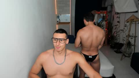 travis bakerr online show from December 22, 2:06 am