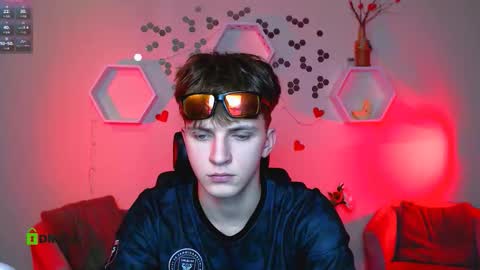 Travis online show from October 15, 6:59 pm