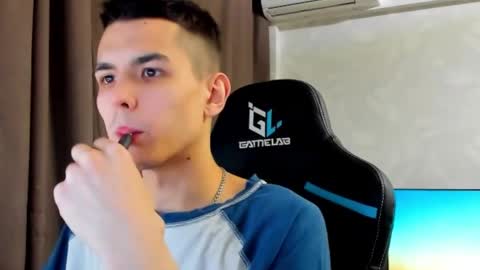 travisrivas online show from February 19, 5:49 pm