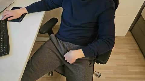 tree1989 online show from February 18, 6:28 pm