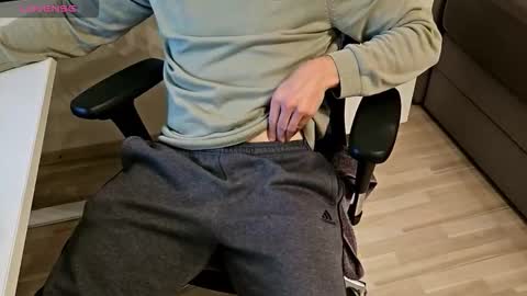 tree1989 online show from October 4, 6:02 pm