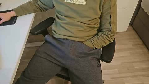 tree1989 online show from February 14, 9:10 pm