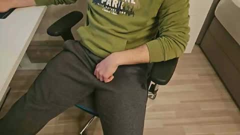 tree1989 online show from January 5, 7:49 pm