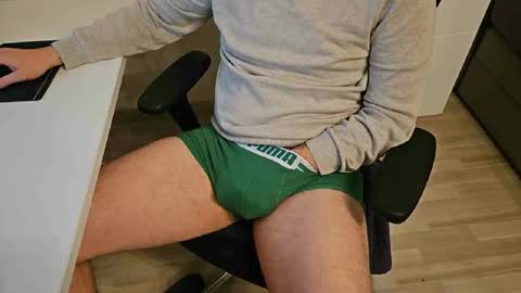 tree1989 online show from December 6, 9:46 pm