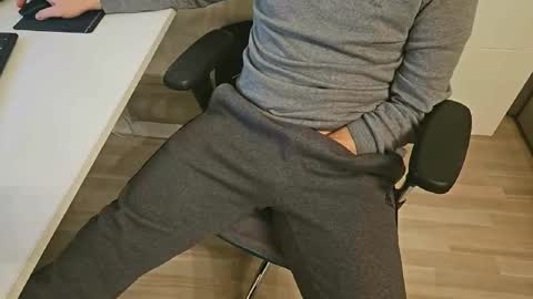 tree1989 online show from February 7, 9:04 pm