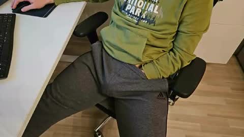 tree1989 online show from February 17, 6:37 pm