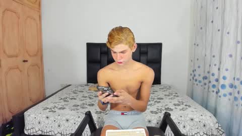 Snapshot of twink_waldorf chatting on October 20, 12:36 am Twink Waldorf online show from October 20, 12:36 am