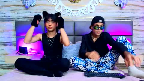 Snapshot of twinslovers_ chatting on September 21, 8:20 pm    online show from September 21, 8:20 pm