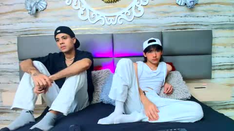 Snapshot of twinslovers_ chatting on September 22, 8:30 pm    online show from September 22, 8:30 pm