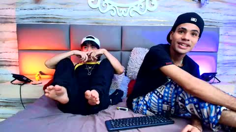 Snapshot of twinslovers_ chatting on September 18, 8:00 pm    online show from September 18, 8:00 pm