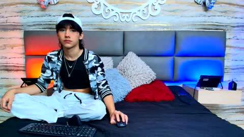 Snapshot of twinslovers_ chatting on September 30, 8:01 pm    online show from September 30, 8:01 pm