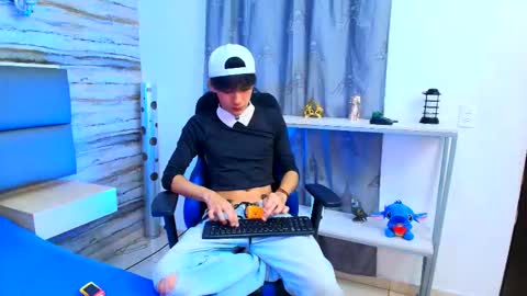 Snapshot of twinslovers_ chatting on October 15, 9:22 pm    online show from October 15, 9:22 pm