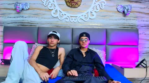 Snapshot of twinslovers_ chatting on October 3, 8:25 pm    online show from October 3, 8:25 pm