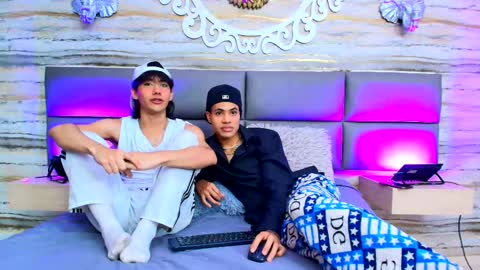 Snapshot of twinslovers_ chatting on September 24, 8:51 pm    online show from September 24, 8:51 pm