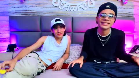 Snapshot of twinslovers_ chatting on October 2, 8:24 pm    online show from October 2, 8:24 pm