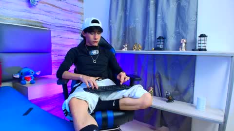 Snapshot of twinslovers_ chatting on October 8, 4:39 am    online show from October 8, 4:39 am
