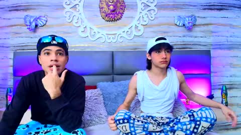 Snapshot of twinslovers_ chatting on September 16, 7:58 pm    online show from September 16, 7:58 pm