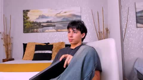Snapshot of tyler_durtenn chatting on October 25, 3:52 am Tyler online show from October 25, 3:52 am