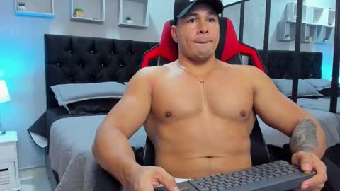 tyler_hank1 online show from January 15, 2:04 am