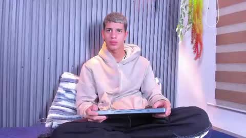 tyler_noir online show from June 12, 12:58 pm