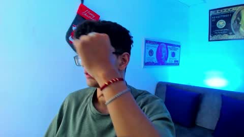 Snapshot of tylerwhiite_ chatting on December 20, 2:41 am   online show from December 20, 2:41 am
