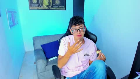 Snapshot of tylerwhiite_ chatting on February 9, 2:49 am   online show from February 9, 2:49 am