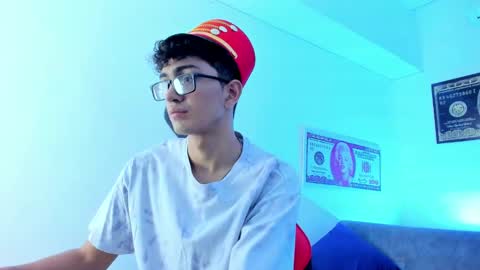 Snapshot of tylerwhiite_ chatting on December 4, 2:53 am   online show from December 4, 2:53 am