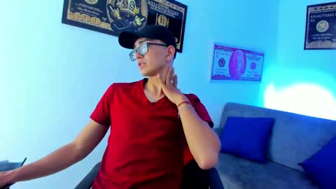 Snapshot of tylerwhiite_ chatting on December 8, 10:14 pm   online show from December 8, 10:14 pm