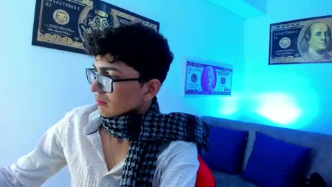 Snapshot of tylerwhiite_ chatting on December 28, 2:43 am   online show from December 28, 2:43 am