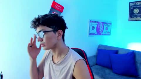 Snapshot of tylerwhiite_ chatting on December 7, 2:53 am   online show from December 7, 2:53 am
