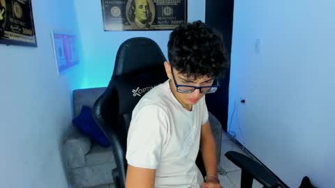 Snapshot of tylerwhiite_ chatting on March 1, 2:59 am   online show from March 1, 2:59 am