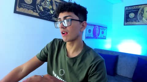 Snapshot of tylerwhiite_ chatting on December 18, 3:04 am   online show from December 18, 3:04 am