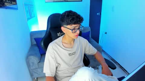 Snapshot of tylerwhiite_ chatting on February 18, 2:59 am   online show from February 18, 2:59 am