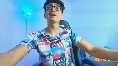 Snapshot of tylerwhiite_ chatting on October 14, 7:54 pm   online show from October 14, 7:54 pm