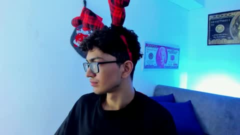 Snapshot of tylerwhiite_ chatting on December 6, 2:57 am   online show from December 6, 2:57 am