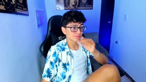 Snapshot of tylerwhiite_ chatting on March 5, 2:36 am   online show from March 5, 2:36 am
