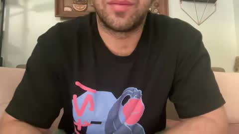 Snapshot of universalstudihoes chatting on December 23, 10:55 pm universalstudihoes online show from December 23, 10:55 pm