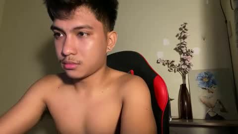 Snapshot of urcuteguy_jhonx chatting on October 25, 4:31 pm Dannie online show from October 25, 4:31 pm