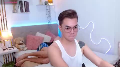 Snapshot of urdeityoflove_ chatting on October 6, 8:08 am rose and khristine online show from October 6, 8:08 am