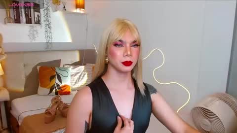 Snapshot of urdeityoflove_ chatting on September 14, 6:54 pm rose and khristine online show from September 14, 6:54 pm