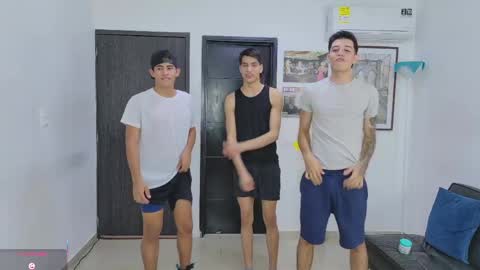 voyeurism_guys online show from May 28, 10:52 pm