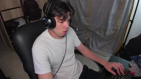 yurii_moody online show from December 9, 1:51 am