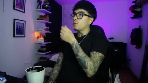 zac_muller1 online show from February 17, 6:12 am