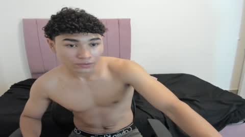 Snapshot of zanxley_ chatting on December 19, 2:45 am zanxley_ online show from December 19, 2:45 am