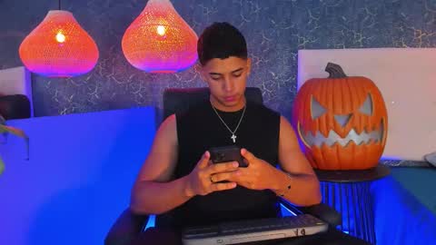 Snapshot of zayne_cross chatting on October 22, 5:33 am Zayn Cross online show from October 22, 5:33 am