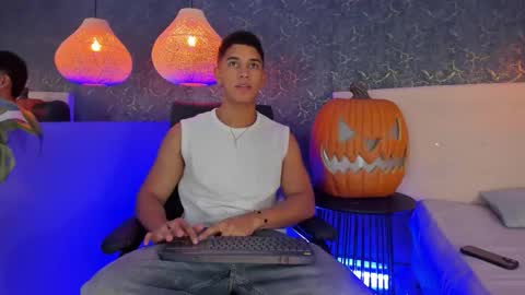 Snapshot of zayne_cross chatting on October 21, 5:32 am Zayn Cross online show from October 21, 5:32 am