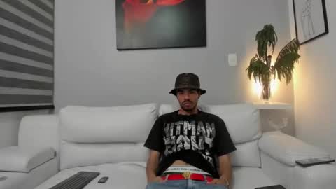 Snapshot of zaynshadow_ chatting on October 27, 7:10 am zaynshadow_ online show from October 27, 7:10 am