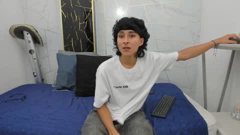 Snapshot of zoro_v chatting on October 18, 8:58 pm     online show from October 18, 8:58 pm