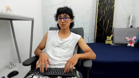 Snapshot of zoro_v chatting on October 23, 8:01 pm     online show from October 23, 8:01 pm